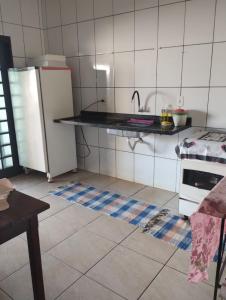a kitchen with a counter top and a refrigerator at Barretos casa pra festa do peão in Barretos