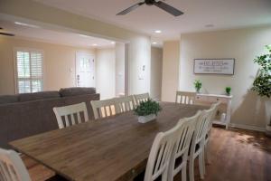 Χώρος καθιστικού στο Alabama University Events, 5 bdrm Home with Lake Access, Community Pool, Tennis, Pavilion, sleeps 14, 5 mil to Bryant-Denny Stadium