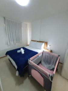 Rúm í herbergi á Apartamentos 250m da Orla -Edifício Nugali- Castelo B Temporada