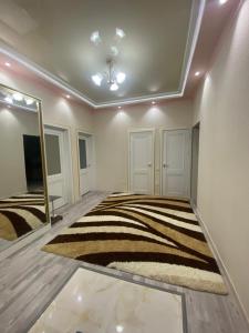 Duży pokój z lustrem i dywanem w obiekcie Park Istiklol w mieście Duszanbe