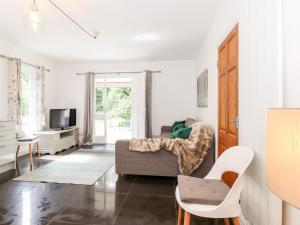 コニストンにあるWatersongのソファとテレビのあるリビングルーム