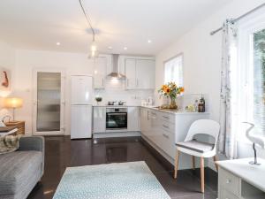 コニストンにあるWatersongの白いキッチン(ソファ、テーブル付)