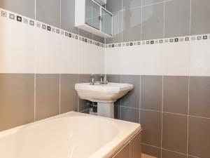 コニストンにあるWatersongの洗面台と浴槽のあるバスルーム +29枚の写真