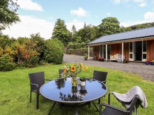 コニストンにあるWatersongの花瓶のテーブル