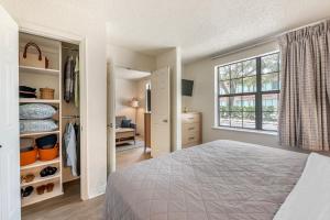 1 dormitorio con cama y ventana en InTown Suites Extended Stay Orlando FL – Presidents Dr, en Orlando