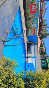 una piscina en un parque temático con agua azul en Blue rays en Calangute