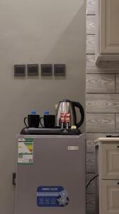 a tea kettle on top of a refrigerator in a kitchen at شقق فاتوران الفاخره in Al Madinah