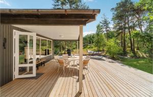 Zahrada ubytování Beautiful Home In Aakirkeby With 3 Bedrooms