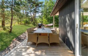 Zahrada ubytování Beautiful Home In Aakirkeby With 3 Bedrooms
