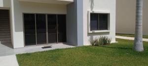 カンクンにあるExcellent 2 bedroom condo with pool!の窓側の建物