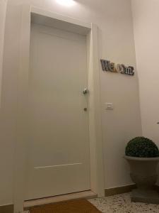 una puerta en una habitación con una planta al lado en COROS - AFFITTI BREVI FUCECCHIO, en Fucecchio