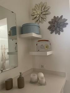 W łazience znajduje się umywalka z lustrem i zegarem. w obiekcie COROS - AFFITTI BREVI FUCECCHIO w mieście Fucecchio
