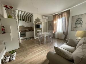 a living room with a couch and a table at COROS - AFFITTI BREVI FUCECCHIO in Fucecchio