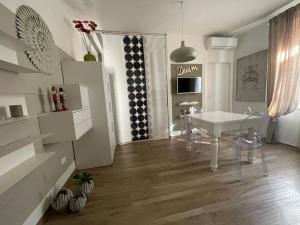 salon z białym stołem i krzesłami w obiekcie COROS - AFFITTI BREVI FUCECCHIO w mieście Fucecchio