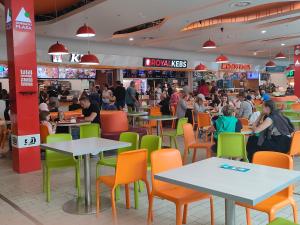 grupa ludzi siedząca przy stołach w restauracji w obiekcie Apartament Centrum w mieście Suwałki