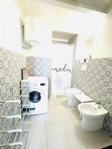 baño con lavadora y 2 aseos en Corso 34, en Porto Santo Stefano