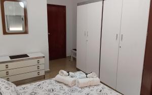 Łóżko lub łóżka w pokoju w obiekcie Piso turístico en el centro de Benavente