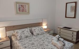 a bedroom with a bed and a dresser at Apartamento turístico en el centro de Benavente in Benavente