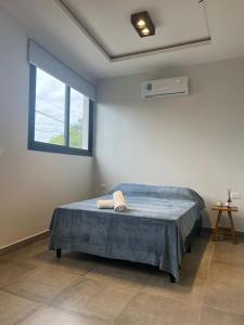 a bedroom with a bed in a room with a window at MONOAMBIENTE PARA 2 PERSONAS, EXCELENTE UBICACIONn in Santiago del Estero