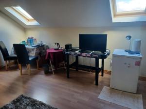 Habitación con mesa y ordenador portátil. en Country Haven eircode H54 AK31, en Galway
