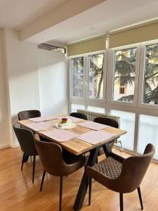 a dining room with a wooden table and chairs at Apartamento de Lucerito in Jaca