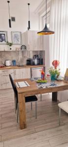 drewniany stół w kuchni z jadalnią w obiekcie Hollywood Apartament Piotrkowska Klimat,Jakość,Styl w Łodzi