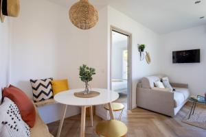 een woonkamer met een tafel en een bank bij Beautiful Apartment heart of Cannes - Magnifique Coeur de Cannes in Cannes