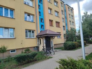 rower zaparkowany przed budynkiem w obiekcie Apartament Centrum w mieście Suwałki