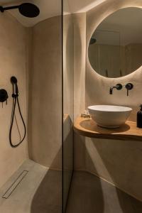 y baño con lavabo y espejo. en Soleil boutique house with terrace, en Rethymno