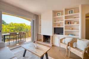 uma sala de estar com uma lareira e uma mesa em Panoramic Sea Views em Calella de Palafrugell