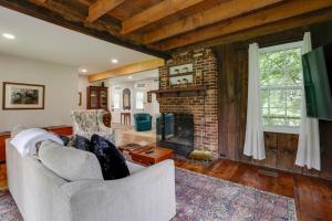 ein Wohnzimmer mit einem Sofa und einem Kamin in der Unterkunft Historic Erwinna Vacation Home Near Delaware River in Point Pleasant