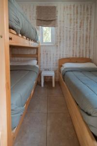 two bunk beds in a room with a window at De Peppino Cabañas in Papudo