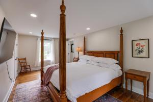 ein Schlafzimmer mit einem großen Bett mit einem Holzrahmen in der Unterkunft Historic Erwinna Vacation Home Near Delaware River in Point Pleasant