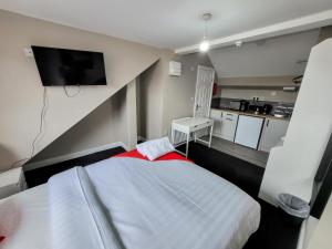 a small room with a bed and a kitchen at Stay Sleep Rest - NG2 in Nottingham