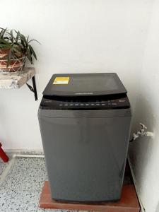 een computer bovenop een vuilnisbak bij Hermosa y céntrica casa Altamar in Santa Marta