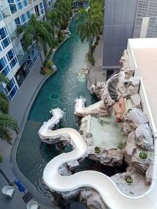 芭達雅中心的住宿－Centara Avenue 2 Bedrooms Pool View，度假村水滑梯的空中景观