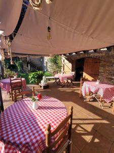 eine Terrasse mit Tischen und Stühlen sowie ein Zelt in der Unterkunft Casa Macianet in Beranui