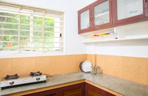 Kitchen o kitchenette sa Green Apartments - AC 1 BHK Apartments in Cheruthuruthi, Thrissur