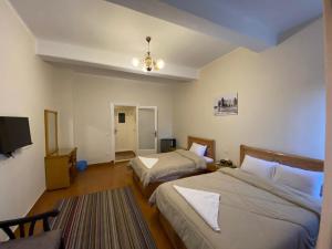 Postel nebo postele na pokoji v ubytování Central Cairo Hotel