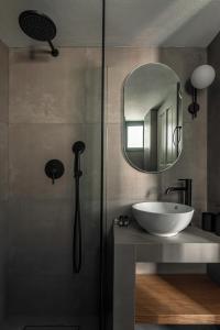 W łazience znajduje się umywalka i lustro. w obiekcie Soleil boutique house with terrace w Retimnie