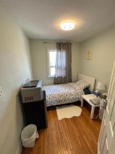 - une petite chambre avec un lit et une fenêtre dans l'établissement TORONTO Midtown Spot 1, à Toronto