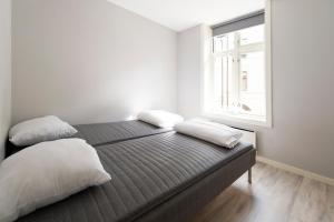 dwa łóżka w pokoju z oknem w obiekcie Leiligheter i Gamle Oslo w Oslo