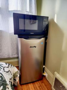 un forno a microonde seduto sopra un frigorifero di TORONTO Midtown Spot 1 a Toronto