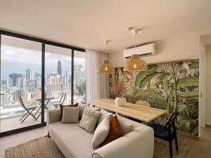 sala de estar con sofá y mesa en Isthmus Concept Apartment en Panamá