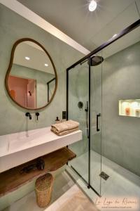 uma casa de banho com um chuveiro, um lavatório e um espelho. em La Loge du Rêveur - Spa - Vieux-Lyon em Lyon