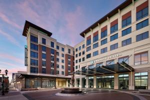 eine Darstellung der Vorderseite eines Hotels in der Unterkunft Embassy Suites Amarillo Downtown in Amarillo