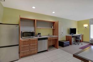 cocina con fregadero y microondas en Home2Suites by Hilton Augusta, en Augusta