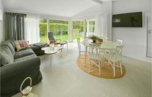 - un salon avec un canapé, une table et des chaises dans l'établissement 3 Bedroom Lovely Home In Eldsberga, à Eldsberga