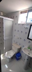 La salle de bains est pourvue de toilettes et d'un lavabo. dans l'établissement Hotel La Estrella, à San Luis