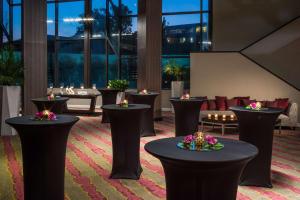 eine Lobby mit schwarzen Stühlen und Tischen in einem Gebäude in der Unterkunft DoubleTree by Hilton Austin Northwest - Arboretum in Austin